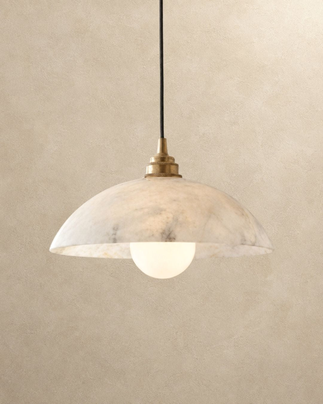 Solvi pendant light in marble and gold, product photograph
