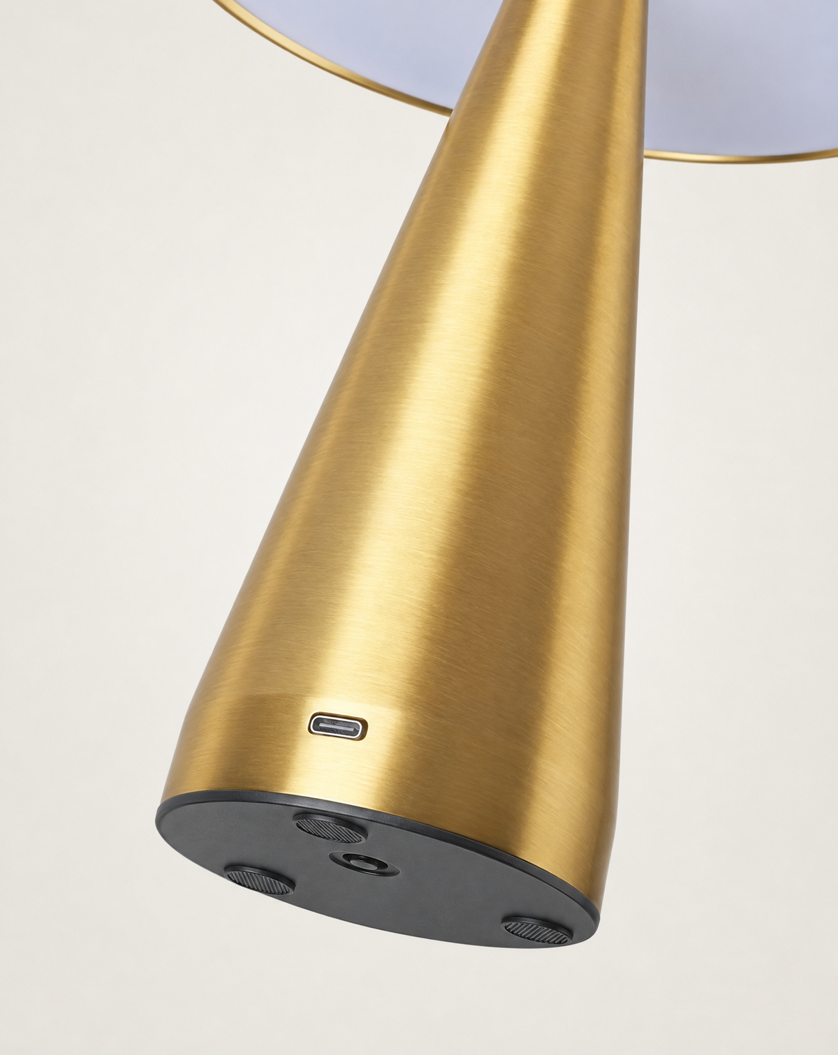 Cerlin table lamp in Gold, base with USB-C charging port