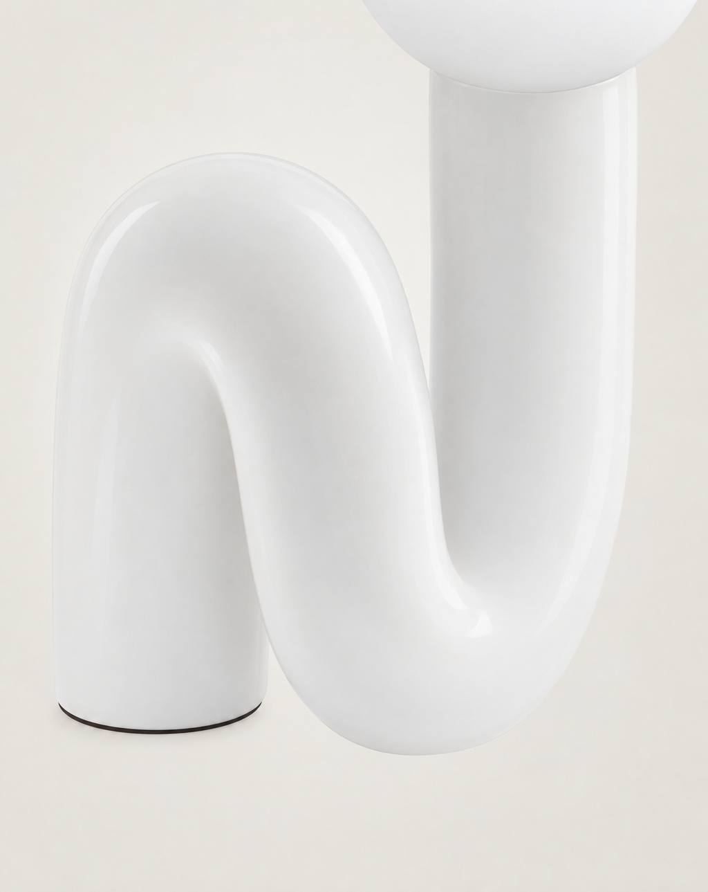 Elocci table lamp in Ivory white, curved resin base in detail