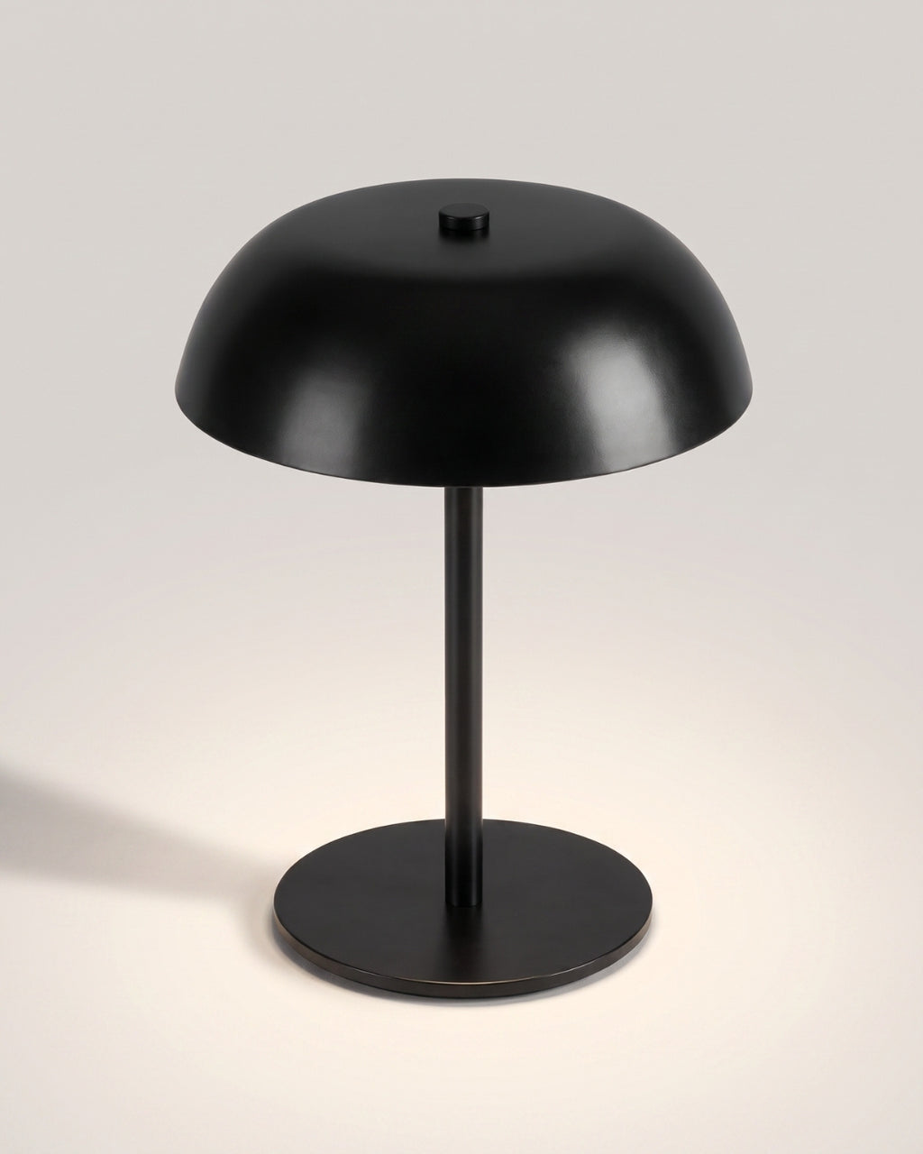 Gavetti table lamp in black, mushroom shade on a slim body