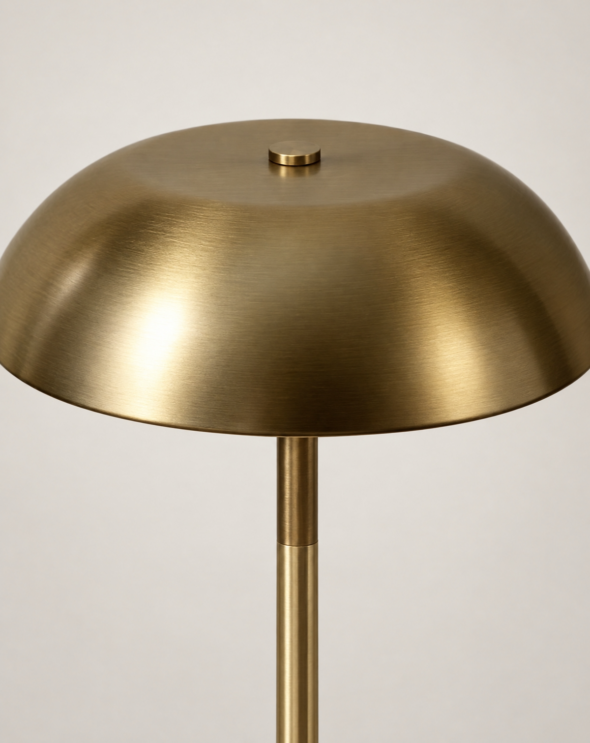 Gavetti table lamp in Gold, close-up of the brushed metal dome