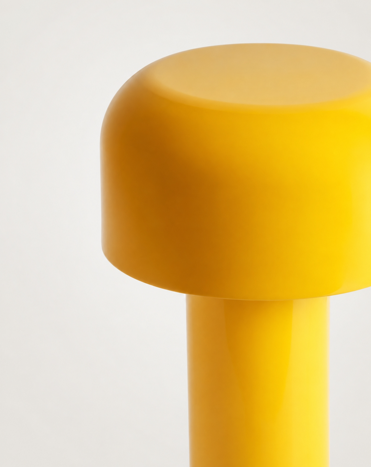 Halo table lamp in Yellow, close-up of the gloss dome